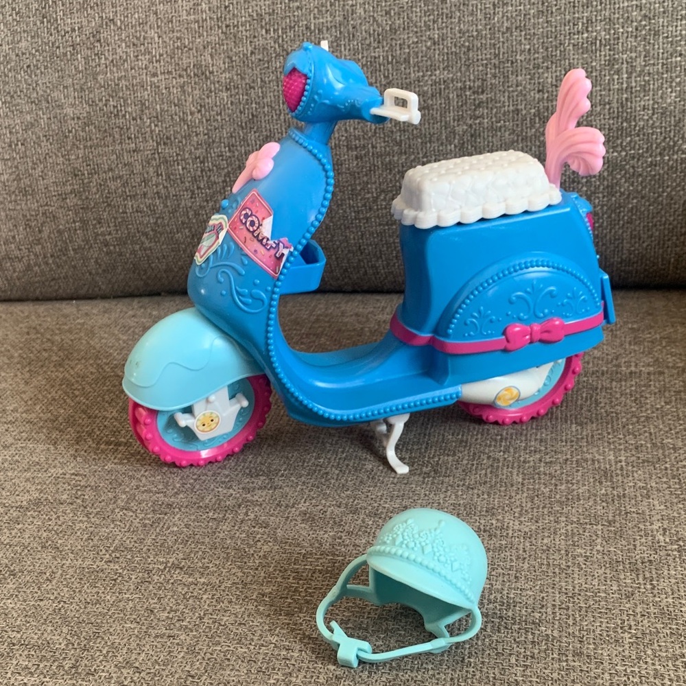 Disney Princess Comfy Squad Cinderella’s Scooter with Helmet